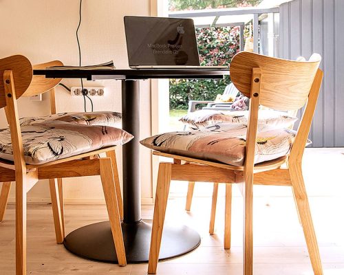 Eettafel met stoelen en labtop