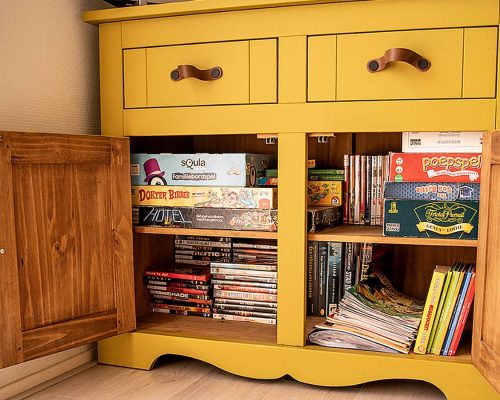 Kast met spelletjes en boeken